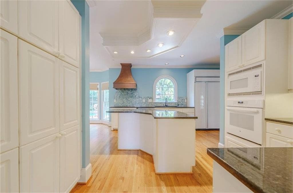 6 bedroom, 5 bathroom, 5,641 sq ft single family residence for sale at 1357 Baniff Court, Snellville, GA 30078 — photo 4