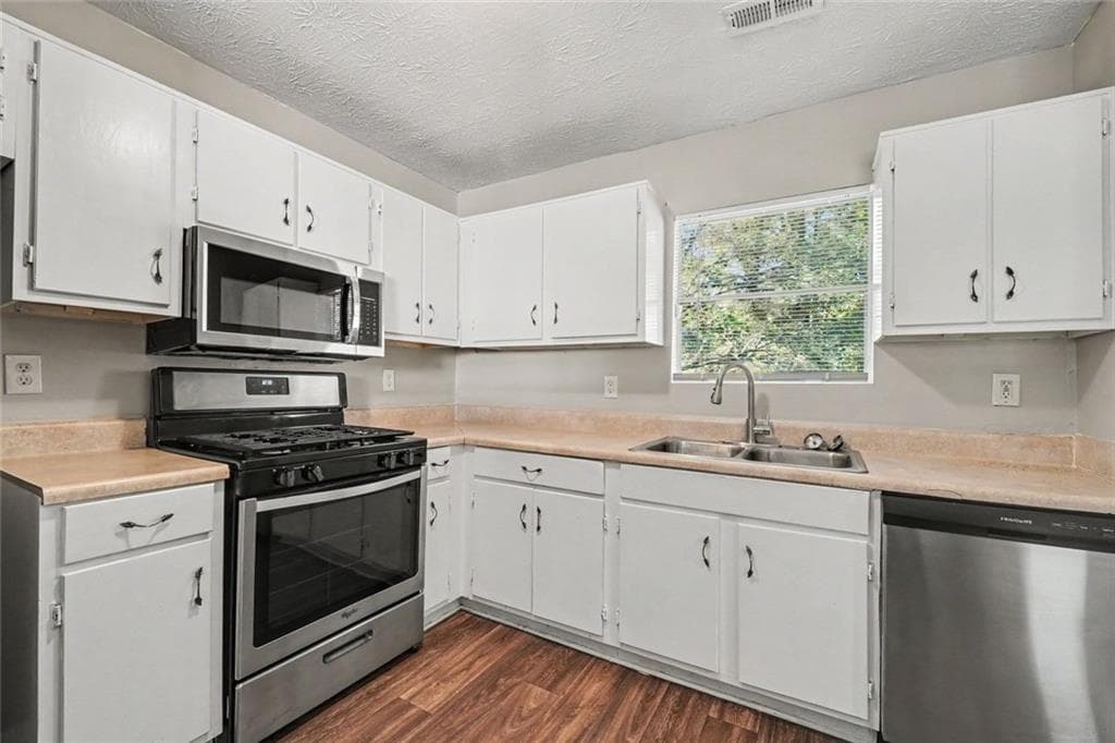 3 bedroom, 3 bathroom, 1,302 sq ft single family residence for sale at 6915 Cainwood Drive, Atlanta, GA 30349 — photo 5