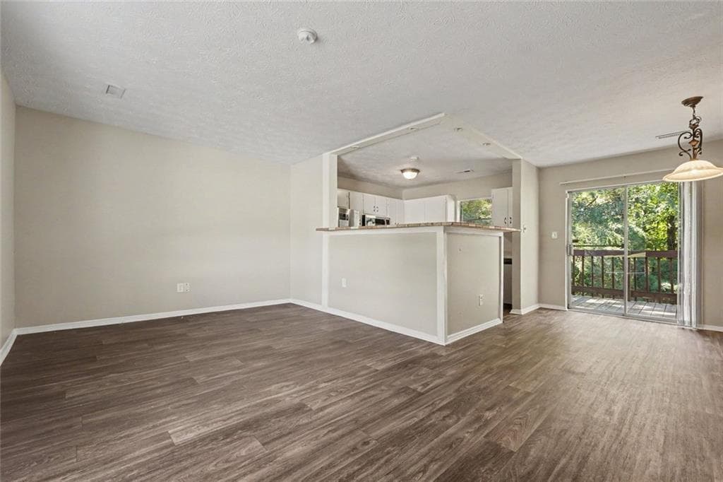 3 bedroom, 3 bathroom, 1,302 sq ft single family residence for sale at 6915 Cainwood Drive, Atlanta, GA 30349 — photo 6