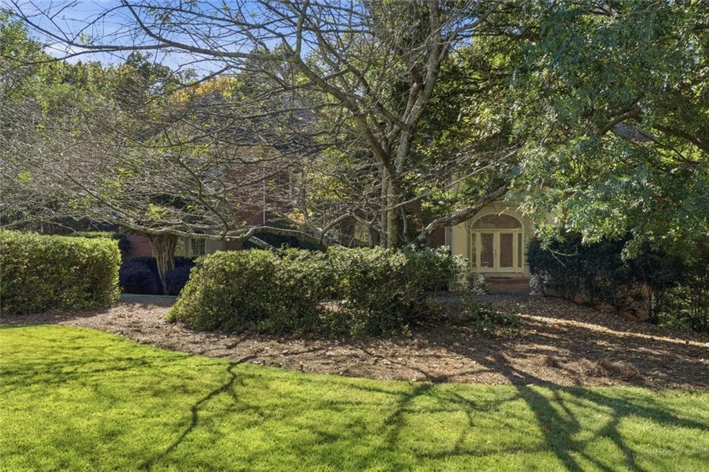 4 bedroom, 4 bathroom, 6,212 sq ft single family residence for sale at 120 Sentinae Close, Sandy Springs, GA 30350 — photo 4