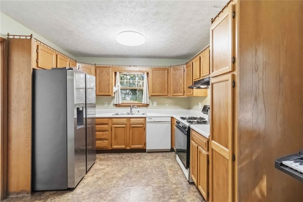 3 bedroom, 2 bathroom, 2,100 sq ft single family residence for sale at 1956 Lou Drive, Conyers, GA 30013 — photo 7