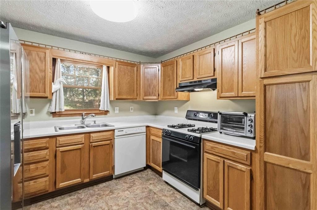 3 bedroom, 2 bathroom, 2,100 sq ft single family residence for sale at 1956 Lou Drive, Conyers, GA 30013 — photo 8