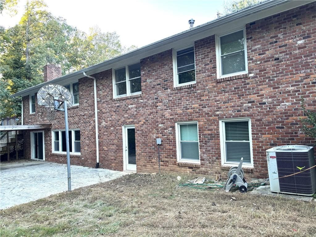 6 bedroom, 3 bathroom, 4,218 sq ft single family residence for sale at 345 Ridgeview Trail, Sandy Springs, GA 30328 — photo 2