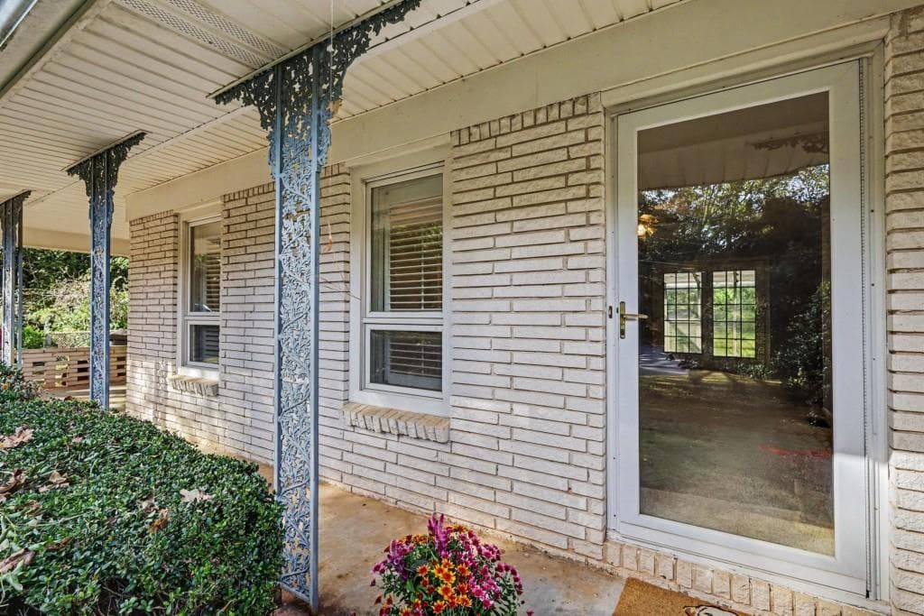 3 bedroom, 2 bathroom, 1,293 sq ft single family residence for sale at 1456 Juneau Court, Tucker, GA 30084 — photo 3