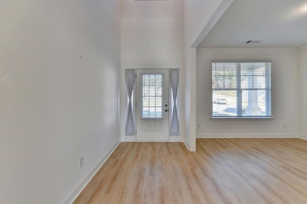 5 bedroom, 3 bathroom, 2,551 sq ft single family residence for rent at 7236 Millbrae Walk, Flowery Branch, GA 30542 for $2,400 a month — photo 2