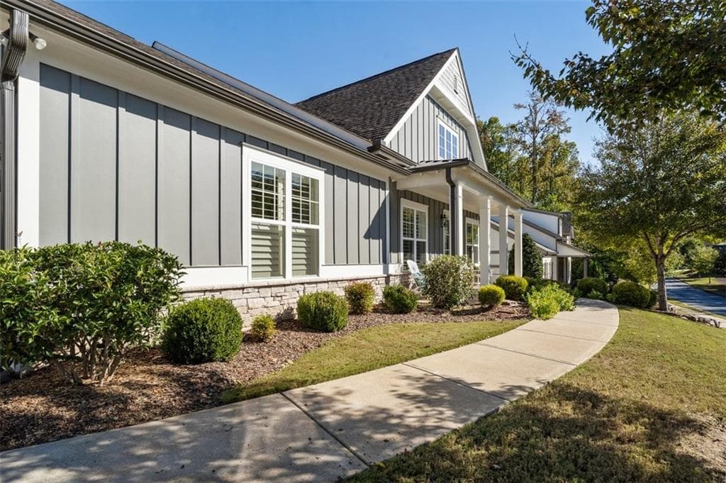 3 bedroom, 3 bathroom, 2,719 sq ft single family residence for sale at 125 Waverly Drive, Alpharetta, GA 30004 — photo 3