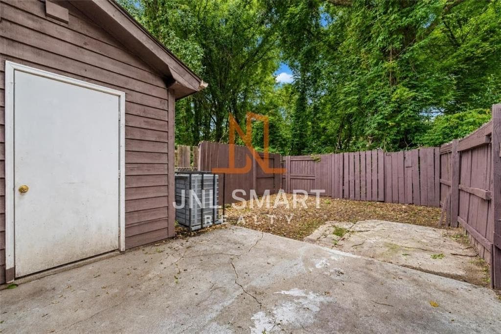 2 bedroom, 3 bathroom, 1,188 sq ft townhouse for sale at 667 Hunting Creek Lane, Conyers, GA 30013 — photo 4
