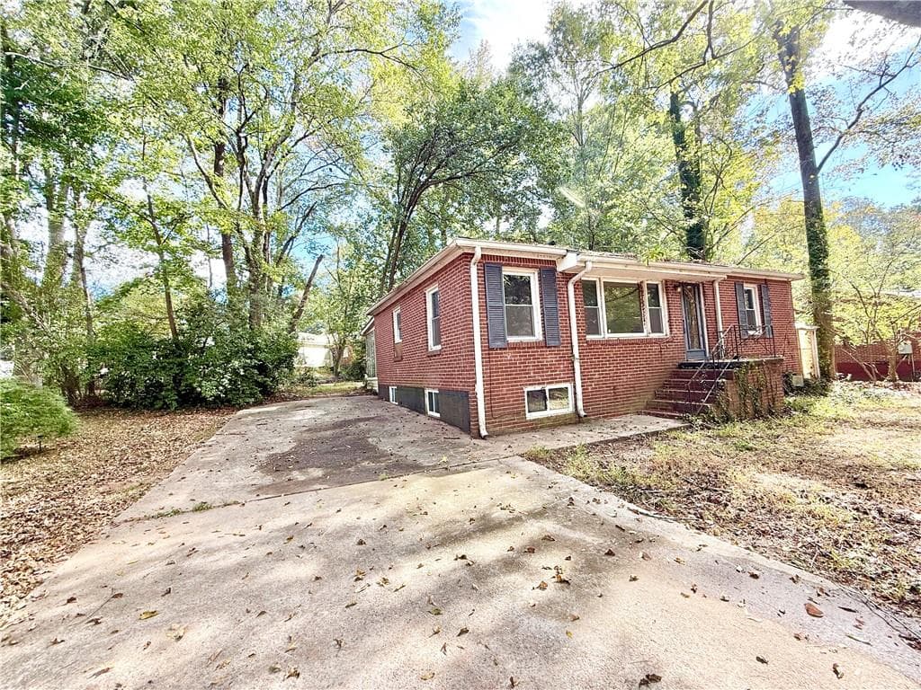 3 bedroom, 1 bathroom, 1,758 sq ft single family residence for sale at 1948 Oak Valley Road, Decatur, GA 30035 — photo 3
