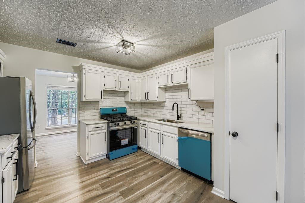 3 bedroom, 3 bathroom, 1,728 sq ft single family residence for sale at 2720 Thornbury Way, Atlanta, GA 30349 — photo 6