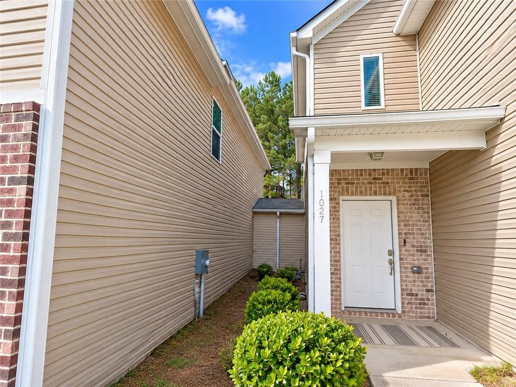 3 bedroom, 3 bathroom, 2,024 sq ft townhouse for sale at 1033 Valley Rock Drive, Lithonia, GA 30058 — photo 4