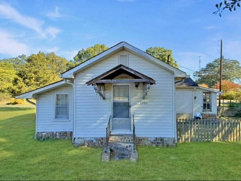 2 bedroom, 1 bathroom, 924 sq ft single family residence for sale at 6006 Martha Berry Highway, Armuchee, GA 30105