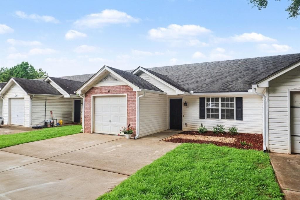 2 bedroom, 1 bathroom, 828 sq ft townhouse for sale at 209 E WILSON Street 91, Villa Rica, GA 30180 — photo 2