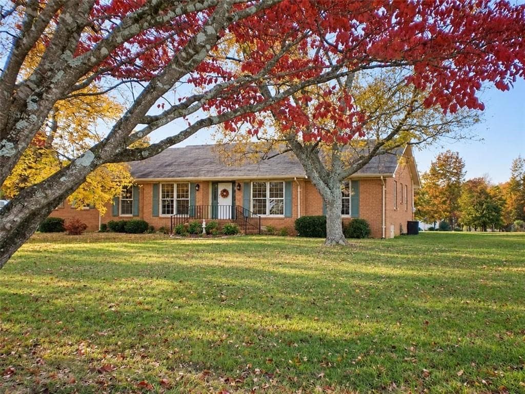 4 bedroom, 2 bathroom, 2,100 sq ft single family residence for rent at 635 Crowe Road, Statham, GA 30666 for $2,000 a month — photo 2
