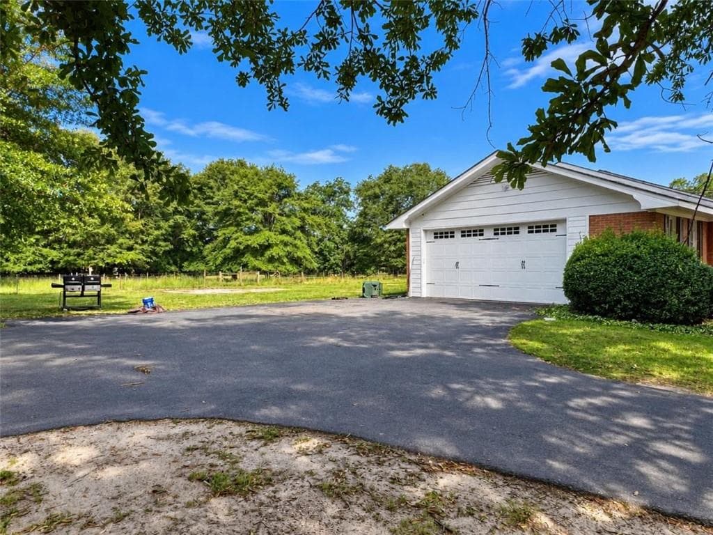 4 bedroom, 2 bathroom, 2,100 sq ft single family residence for rent at 635 Crowe Road, Statham, GA 30666 for $2,000 a month — photo 3
