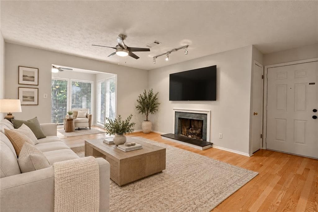 2 bedroom, 2 bathroom, 1,166 sq ft condominium for sale at 1640 Roanoke Place, Marietta, GA 30067 — photo 3
