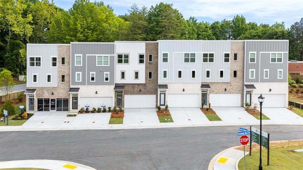 4 bedroom, 4 bathroom, 2,314 sq ft townhouse under contract at 5702 Peach Valley Lane, Peachtree Corners, GA 30092 — photo 2