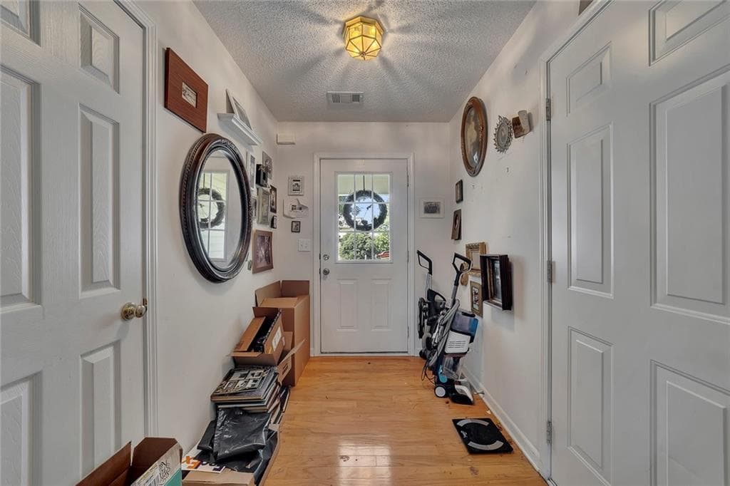 3 bedroom, 2 bathroom, 1,375 sq ft single family residence under contract at 133 Park Forest Drive, Kennesaw, GA 30144 — photo 4