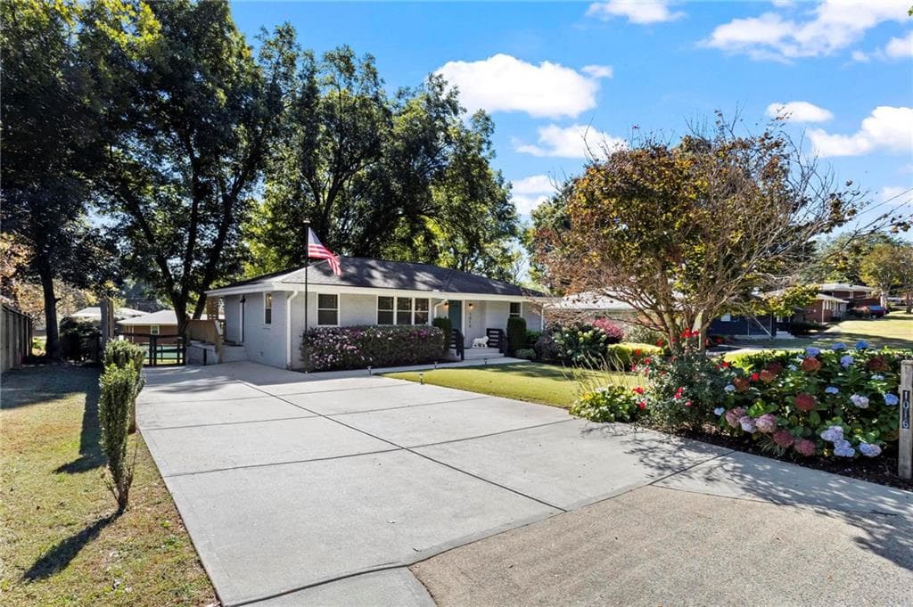 3 bedroom, 2 bathroom, 1,174 sq ft single family residence for sale at 1016 Magnolia Drive, Smyrna, GA 30082 — photo 3