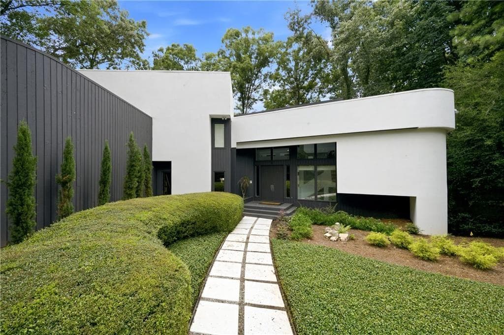 4 bedroom, 4 bathroom, 4,109 sq ft single family residence for sale at 13 Heards Overlook Court, Sandy Springs, GA 30328 — photo 2