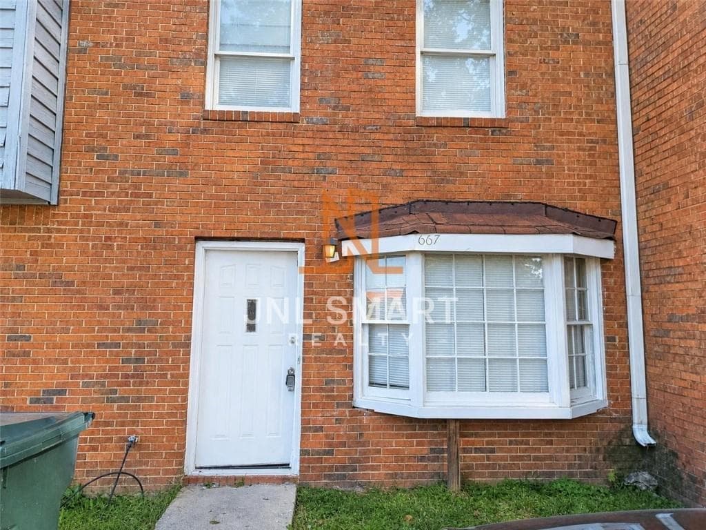 2 bedroom, 3 bathroom, 1,188 sq ft townhouse for sale at 667 Hunting Creek Lane, Conyers, GA 30013 — photo 1 of 11