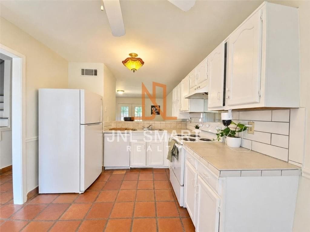 2 bedroom, 3 bathroom, 1,188 sq ft townhouse for sale at 667 Hunting Creek Lane, Conyers, GA 30013 — photo 3