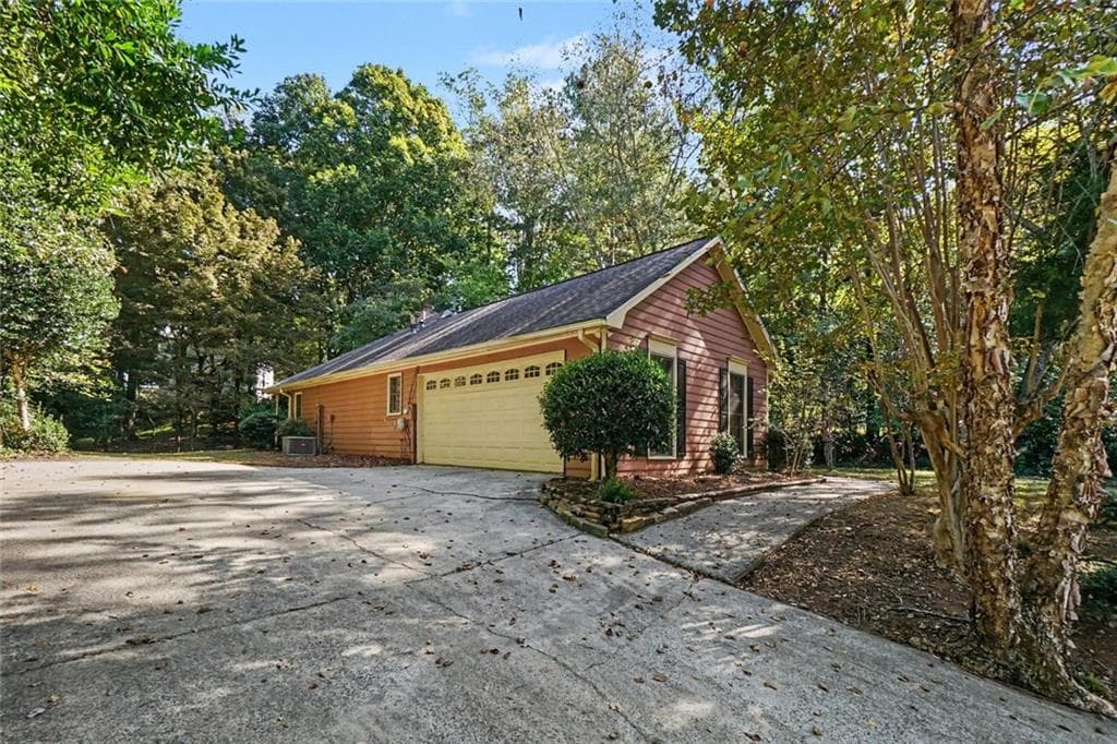3 bedroom, 2 bathroom, 2,046 sq ft single family residence for sale at 2215 Arbor Forest Trail, Marietta, GA 30064 — photo 6