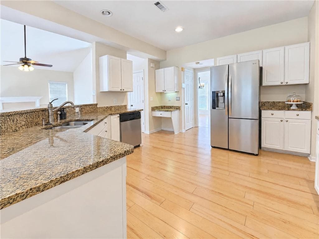 4 bedroom, 3 bathroom, 2,432 sq ft single family residence for sale at 1860 Oak Tree Hollow, Alpharetta, GA 30005 — photo 2