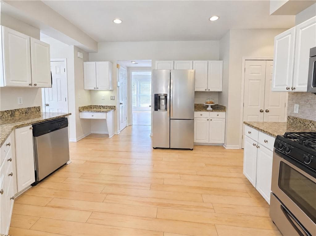 4 bedroom, 3 bathroom, 2,432 sq ft single family residence for sale at 1860 Oak Tree Hollow, Alpharetta, GA 30005 — photo 7