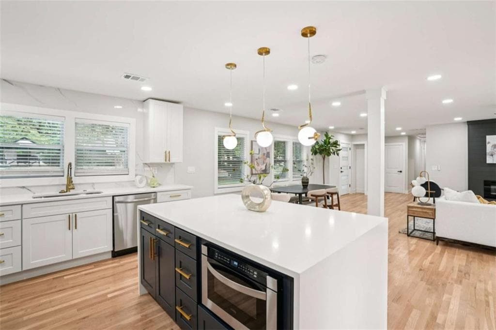 4 bedroom, 3 bathroom, 2,100 sq ft single family residence for sale at 5170 Chamblee Dunwoody Road, Atlanta, GA 30338 — photo 8