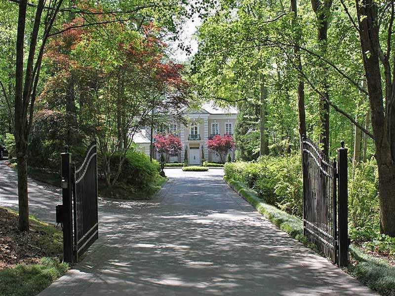 6 bedroom, 6,148 sq ft single family residence sold at 3860 Northside Drive, Atlanta, GA 30305
