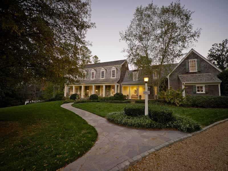 5 bedroom, 7,100 sq ft single family residence sold at 2953 Ridgewood Road, Atlanta, GA 30327