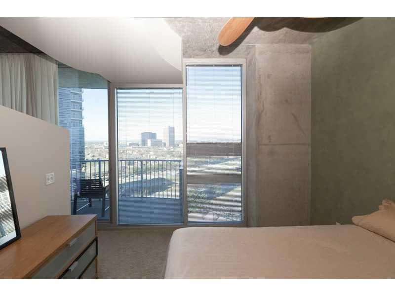 1 bedroom, 729 sq ft condominium sold at 400 W Peachtree Street 1302, Atlanta, GA 30308