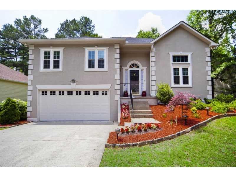 4 bedroom, 2,800 sq ft single family residence sold at 8910 CLUB RIVER Drive, Roswell, GA 30076