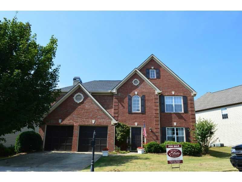 3 bedroom, 2,450 sq ft single family residence sold at 13065 Crabapple Lake Drive, Roswell, GA 30076