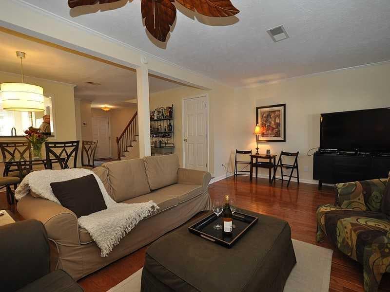 3 bedroom, 2,370 sq ft condominium sold at 1198 Weatherstone Drive 1198, Atlanta, GA 30324