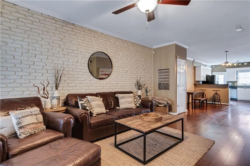 2 bedroom, 2 bathroom, 1,090 sq ft condominium sold at 3675 Peachtree Road 41, Atlanta, GA 30319