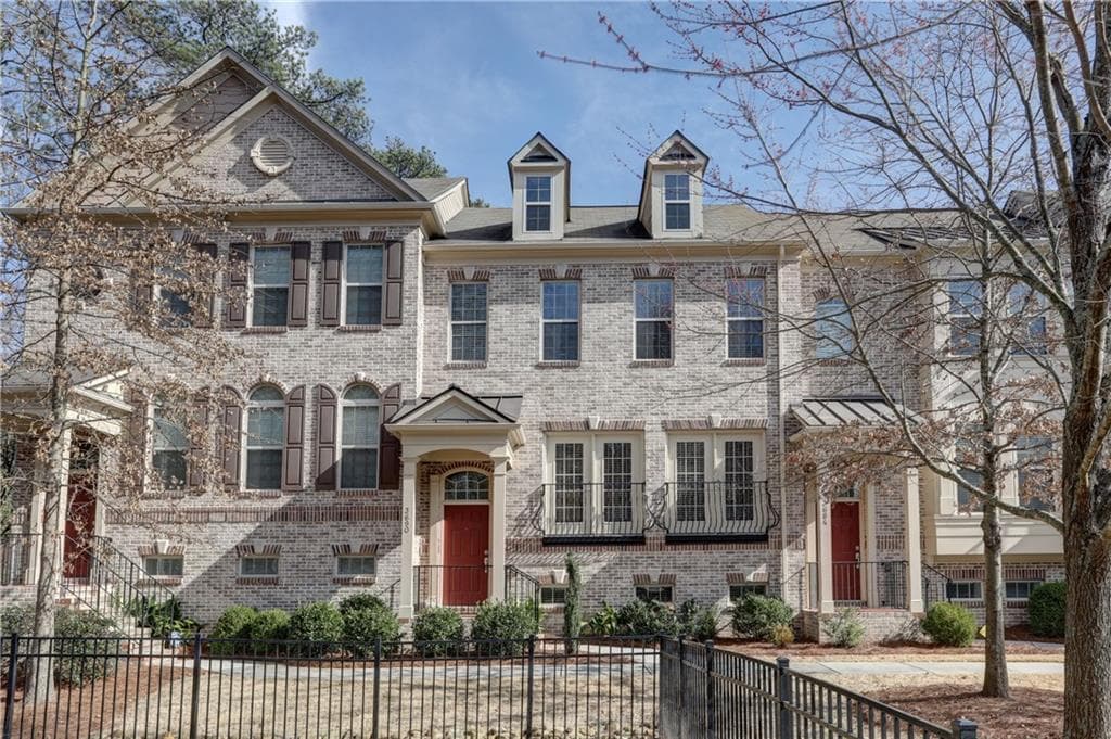 3 bedroom, 4 bathroom, 2,272 sq ft townhouse sold at 3690 E Paces Walk, Atlanta, GA 30326