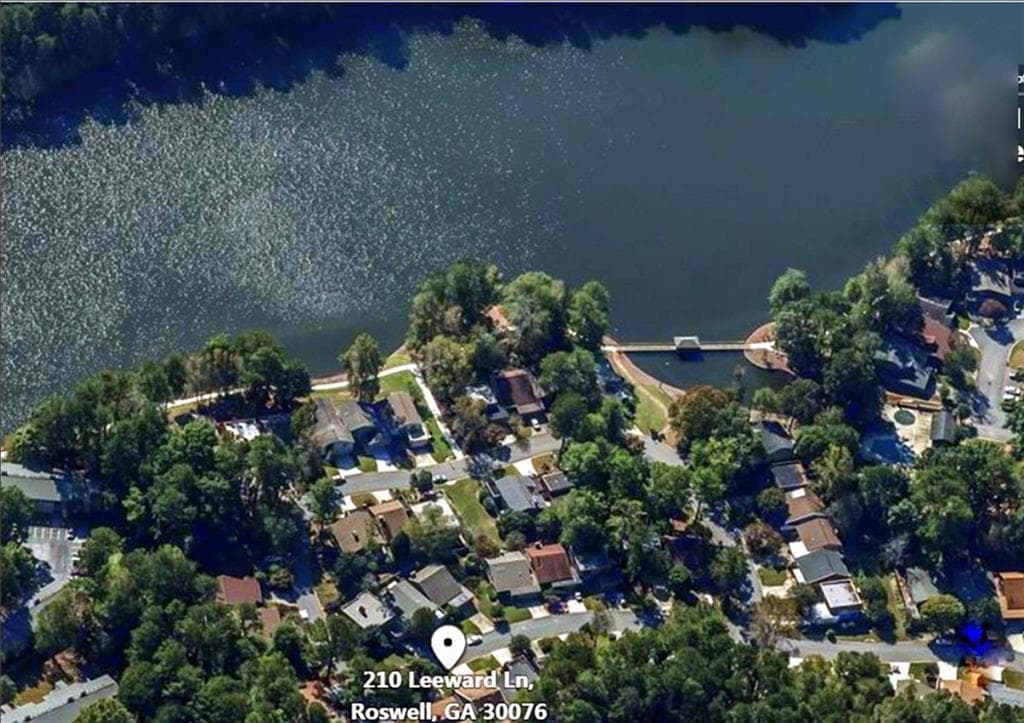 3 bedroom, 3 bathroom, 2,172 sq ft townhouse sold at 210 LEEWARD Lane, Roswell, GA 30076
