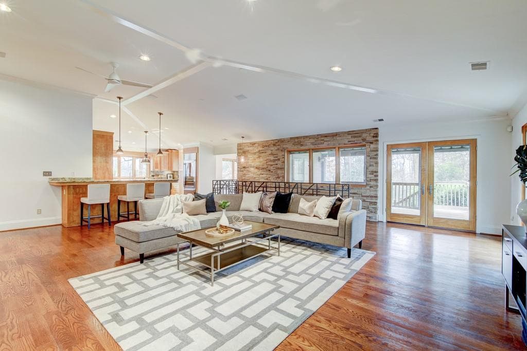 5 bedroom, 4 bathroom, 4,003 sq ft single family residence sold at 3726 POWERS FERRY Road, Atlanta, GA 30342