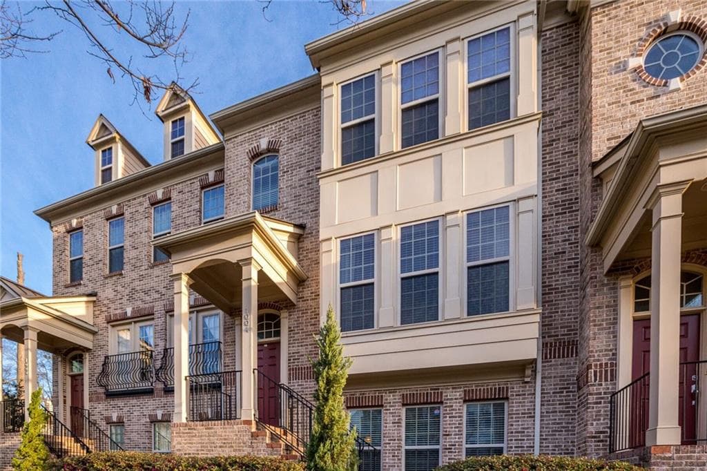 1004 E Paces Chase 1004, Atlanta, GA 30326 — most recent listing photo