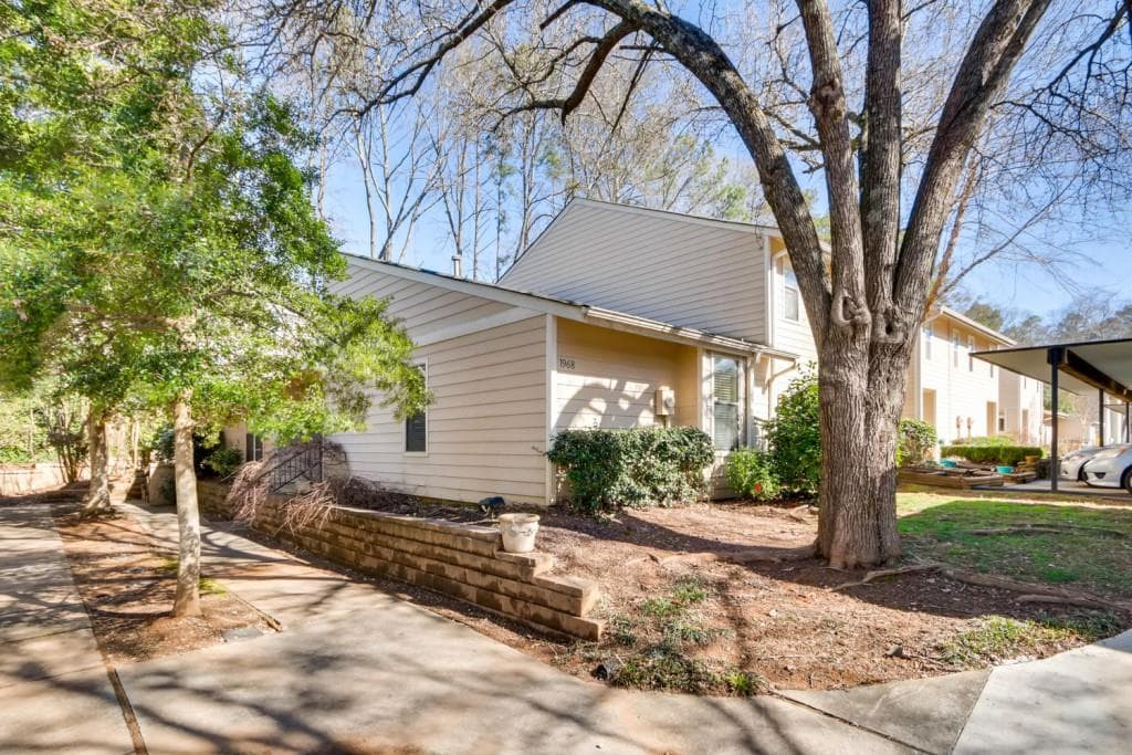 2 bedroom, 2 bathroom, 1,325 sq ft condominium sold at 1968 Variations Drive, Atlanta, GA 30329