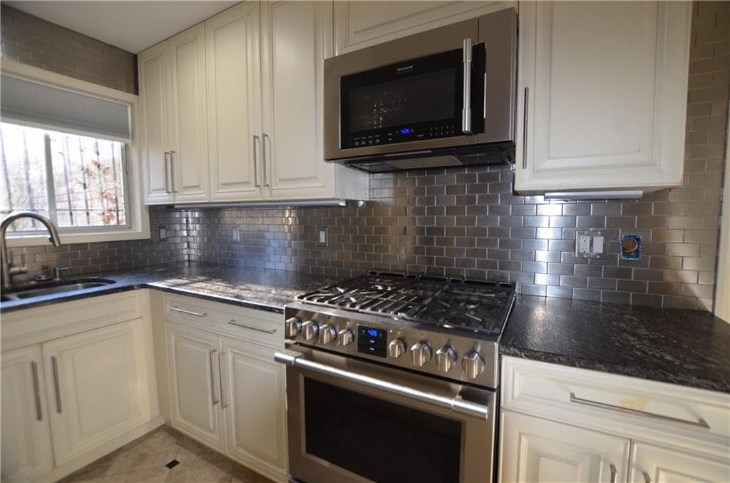 3 bedroom, 3 bathroom, 1,542 sq ft condominium sold at 5400 Roswell Road J-6, Atlanta, GA 30342