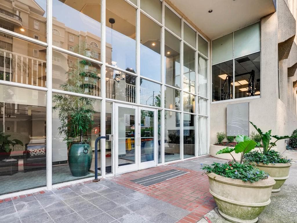 1 bedroom, 1 bathroom, 837 sq ft condominium sold at 2479 Peachtree Road 1503, Atlanta, GA 30305