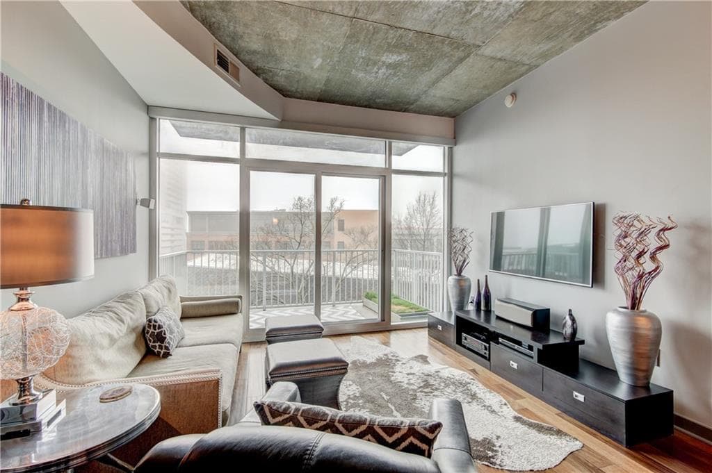 2 bedroom, 2 bathroom, 1,003 sq ft condominium sold at 250 Pharr Road 609, Atlanta, GA 30305