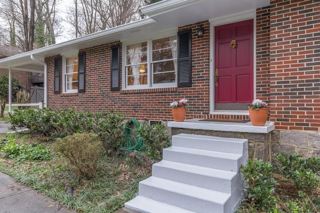 2 bedroom, 2 bathroom, 1,592 sq ft single family residence sold at 1529 Berkeley Lane, Atlanta, GA 30329