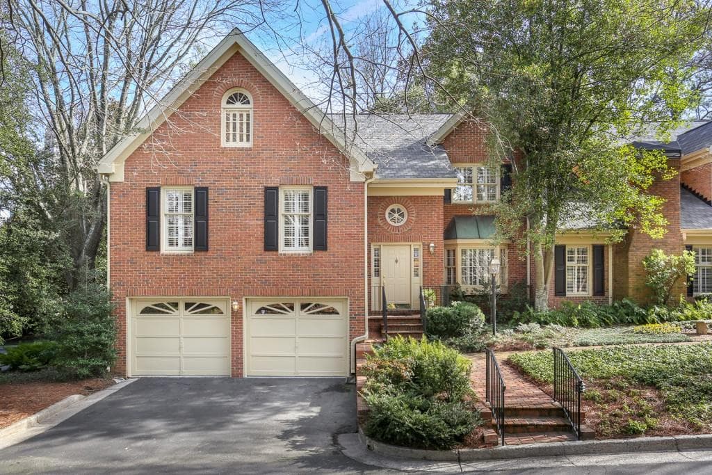 3 bedroom, 3 bathroom, 2,814 sq ft townhouse sold at 1 Ivy Chase, Atlanta, GA 30342