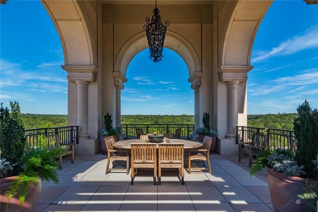 2 bedroom, 3 bathroom, 2,621 sq ft condominium sold at 3286 Northside Parkway 403, Atlanta, GA 30327