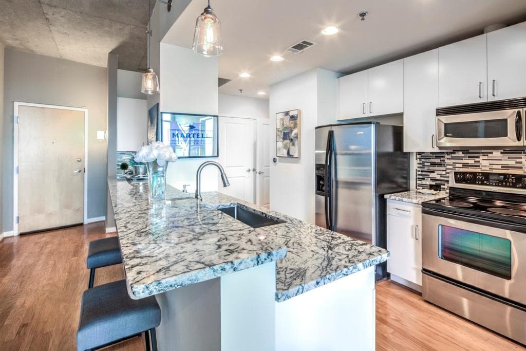 1 bedroom, 1 bathroom, 779 sq ft condominium sold at 250 Pharr Road 1215, Atlanta, GA 30305