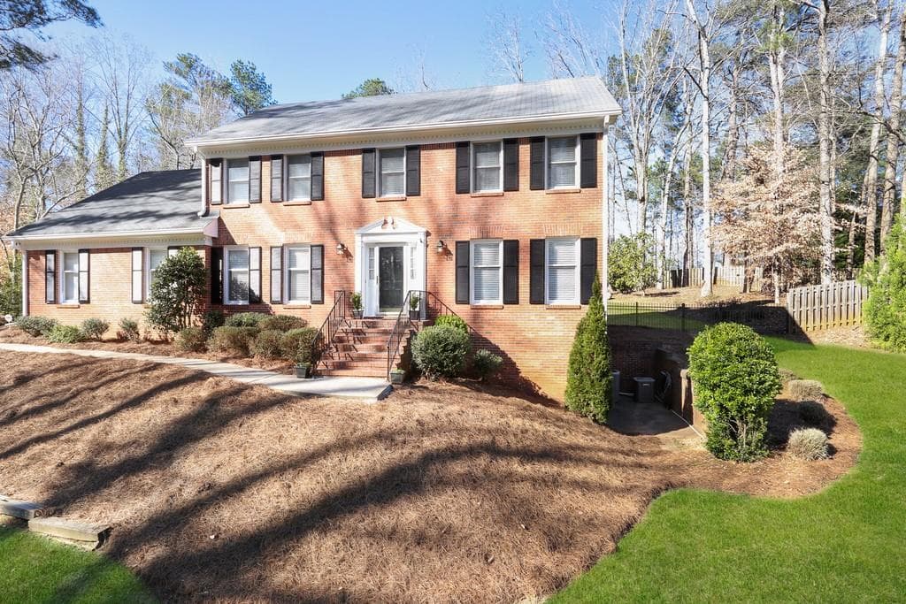 4 bedroom, 3 bathroom, 3,120 sq ft single family residence sold at 1075 Willow Bend, Roswell, GA 30075
