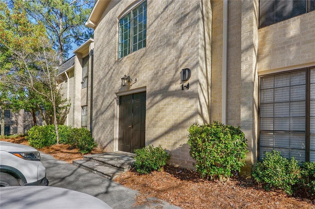 3 bedroom, 2 bathroom, 1,368 sq ft condominium sold at 5400 Roswell Road D2, Atlanta, GA 30342